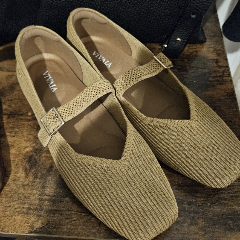 Vivaia Mary Jane flats